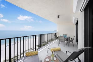 公寓客房, 多張床 (Breath-taking beachfront condo with p) | 住宿一隅