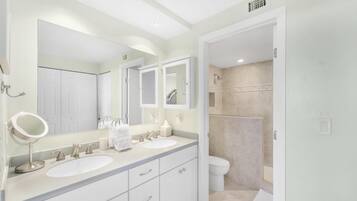 Appartamento, 1 letto king con divano letto (Beachfront condo with NW exposure, gr) | Bagno