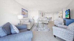 Huoneisto, 1 suuri parisänky ja vuodesohva (Beachfront condo with NW exposure, gr) | Oleskelualue