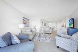 Lejlighed - 1 kingsize-seng med sovesofa (Beachfront condo with NW exposure, gr) | Opholdsområde