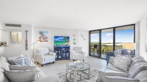 Huoneisto, 1 suuri parisänky ja vuodesohva (Beachfront condo with NW exposure, gr) | Oleskelualue