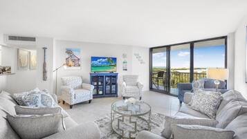 Appart'hôtel, 1 très grand lit et 1 canapé-lit (Beachfront condo with NW exposure, gr) | Coin séjour
