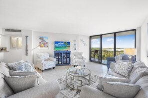 Living area - Beachfront Condo With NW Exposure, Grills and Pool (Marco Island)