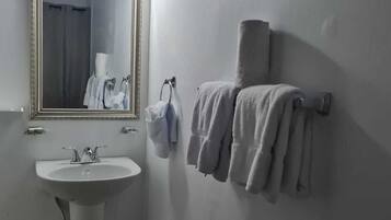 Luxury Single Room | Bathroom | Shower, free toiletries, towels, soap