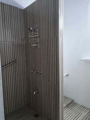 Yhden hengen luksushuone | Kylpyhuone | Suihku, ilmaiset hygieniatuotteet, pyyhkeet, saippua