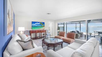 House, Multiple Beds (451 Pepperwood Court) | Living area