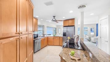 House, Multiple Beds (451 Pepperwood Court) | Private kitchen