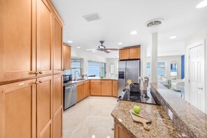 Casa, varias camas (451 Pepperwood Court) | Cocina privada
