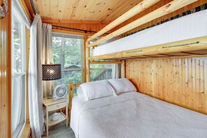 2 bedrooms, travel cot, free WiFi, bed sheets