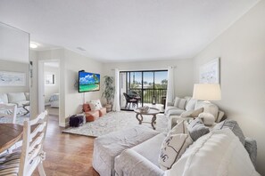 Condo, nhiều giường (Central condo with pool and short wal) | Khu phòng khách