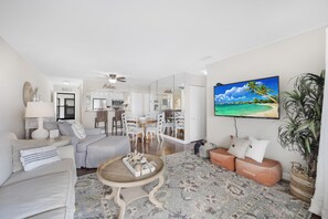 Condo, varias camas (Central condo with pool and short wal) | Área de sala de estar