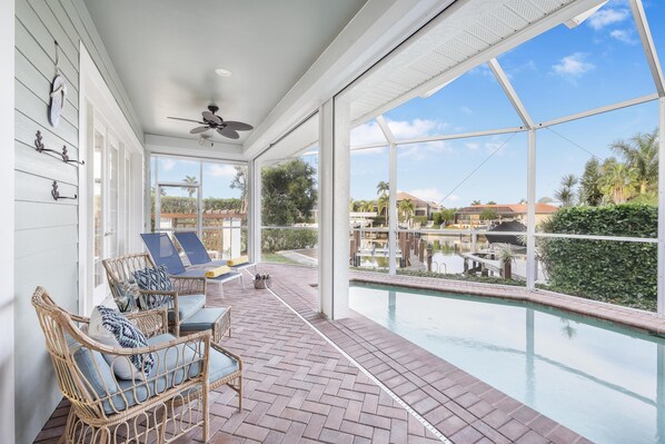 Hus - flera sängar (Coastal two-story home on water with ) | Boendeområde