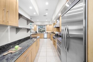 Hus - flera sängar (Coastal two-story home on water with ) | Eget kök