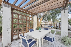 Casa, letti multipli (Coastal two-story home on water with ) | Ristorazione all'aperto