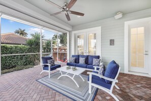 Hus - flera sängar (Coastal two-story home on water with ) | Terrass/Patio