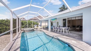 Huis, meerdere bedden (Coastal home with pool/spa and steps ) | Zwembad | Een verwarmd zwembad
