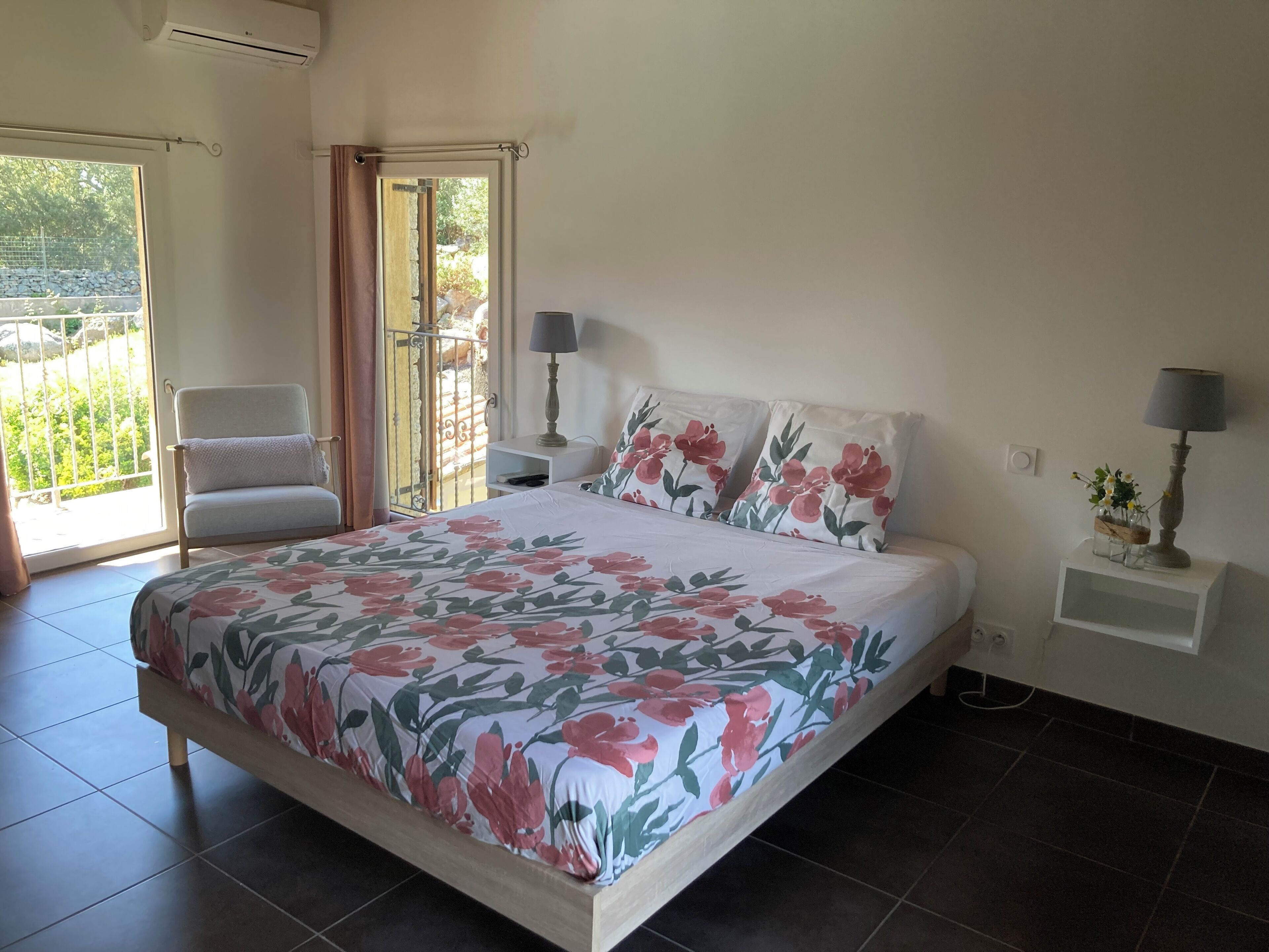 2 habitaciones, escritorio y tabla de planchar con plancha 