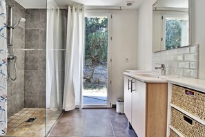 Shower, hair dryer, towels