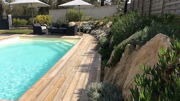 Een buitenzwembad en een verwarmd zwembad