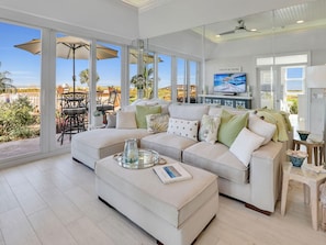 Lägenhet - 2 queensize-sängar (Extremely rare walkout unit just step) | Vardagsrum