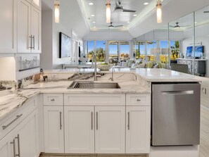 Lägenhet - 2 queensize-sängar (Extremely rare walkout unit just step) | Eget kök