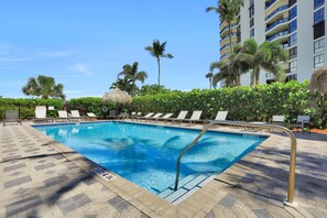 Condo, 1 cama King (Beachfront condo with views, pools an) | Piscina | Piscina aquecida