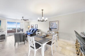Condo, 1 cama King (Beachfront condo with views, pools an) | Opções para refeição