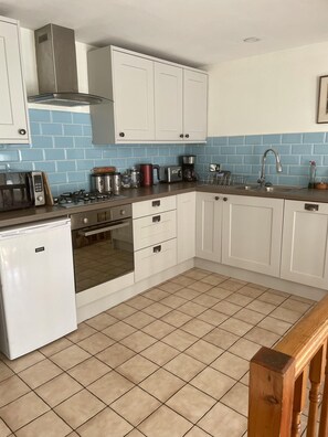 Småhus | Eget kjøkken | Kjøleskap, mikrobølgeovn, ovn og kokeplater