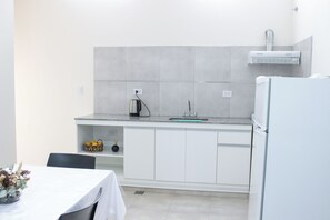 Kjøleskap, vannkoker, kjøkkenutstyr og krydder