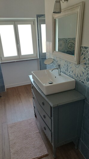 Dusche, umweltfreundliche Kosmetikartikel, Haartrockner, Bidet