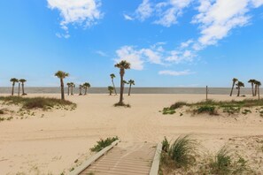 På stranden, solstolar och strandhanddukar