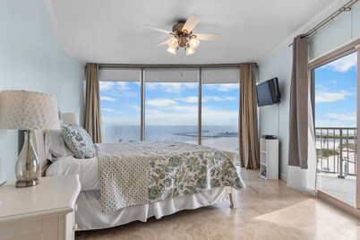 Sunset Spectacular! Beach getaway steps from the sand! Snowbirds haven!