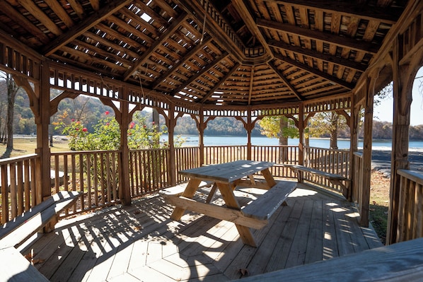 Outdoor dining - Stunning Lake Front 2-Bedroom Cabin on Dale Hollow Lake Awaits Your Retreat #5! (Byrdstown)