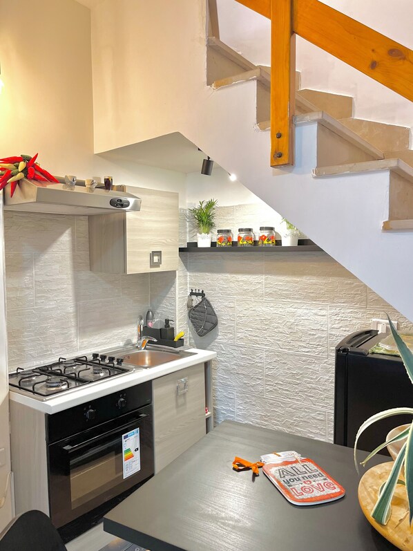 Réfrigérateur, four à micro-ondes, un four, surface de cuisson