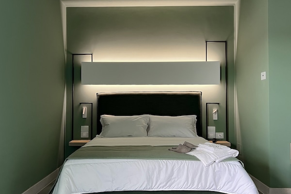 In-room safe, desk, laptop workspace, blackout drapes