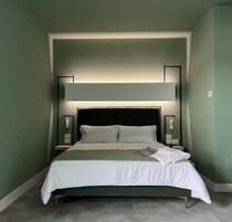 客房内保险箱、办公桌、笔记本电脑工作区、遮光窗帘