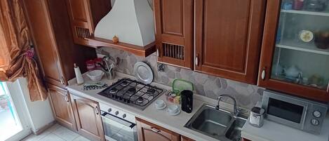 Réfrigérateur, micro-ondes, plaque de cuisson, cafetière/bouilloire