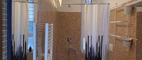 Secadora de cabello, toallas, jabón, papel de baño