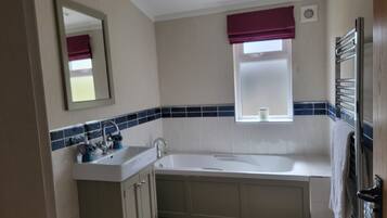 Kabin | Kamar mandi | Kombinasi shower/bathtub, bathtub besar, pengering rambut, dan handuk