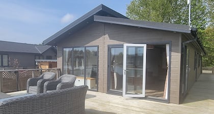 Luxury 2-bed Lodge in Routh, Sleeps 4 With Hot Tub