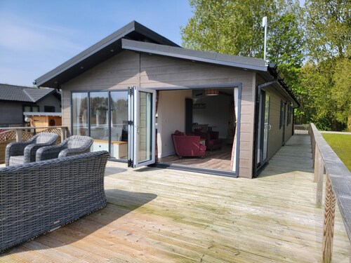 Luxury 2-bed Lodge in Routh, Sleeps 4 With Hot Tub