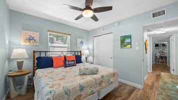 6 bedrooms, desk, iron/ironing board, travel crib