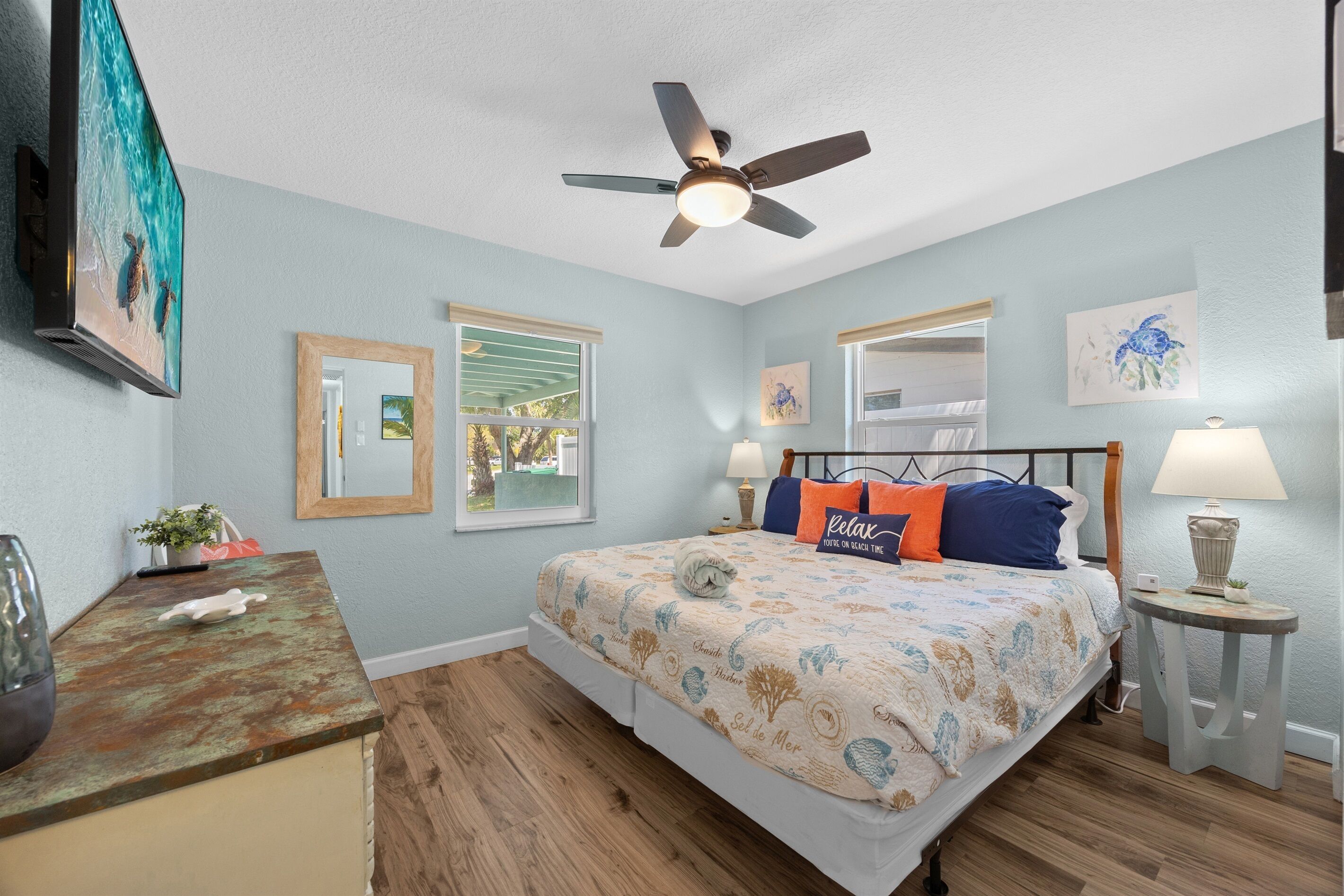 6 bedrooms, desk, iron/ironing board, travel crib