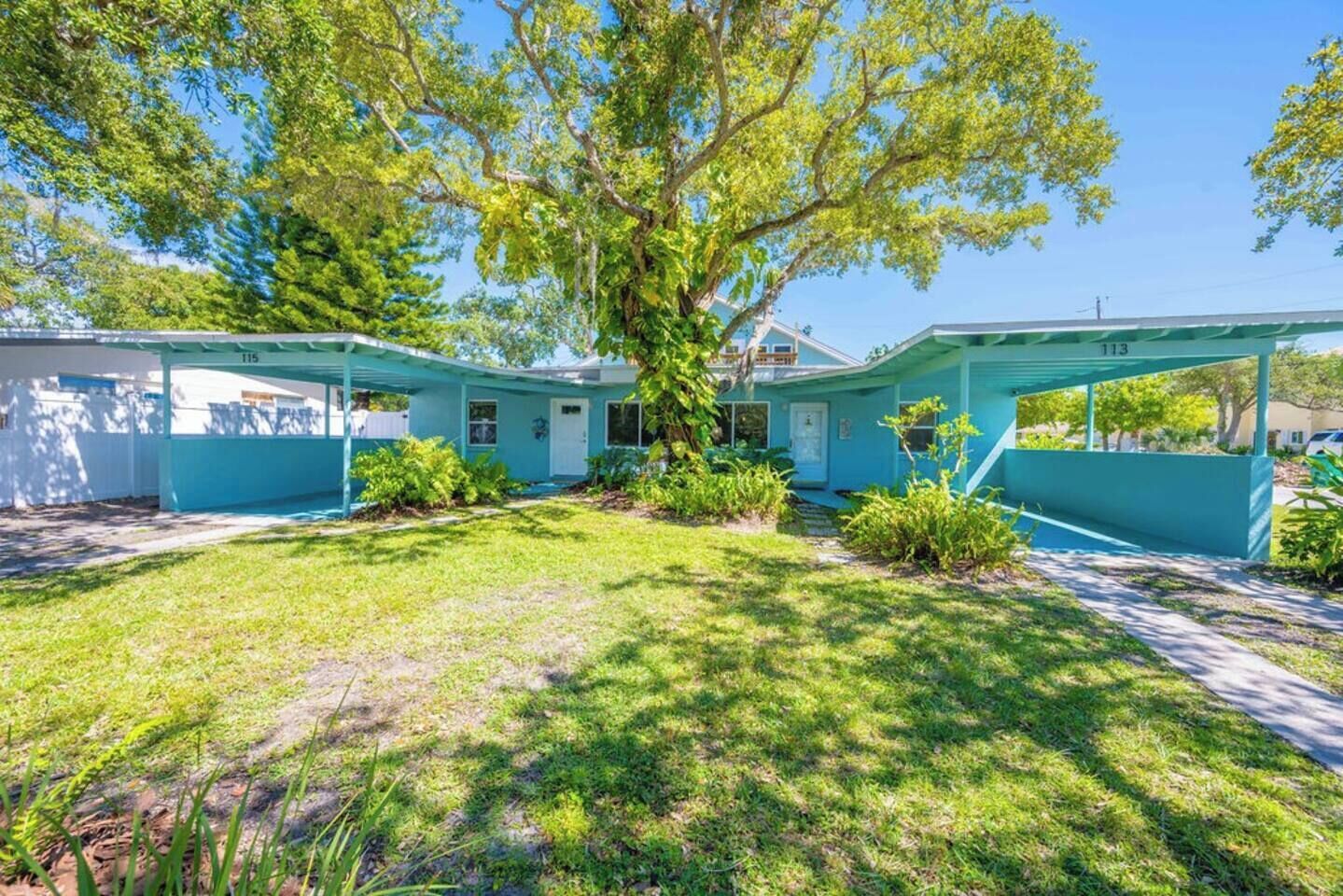 *Hidden Gem* In the heart of Downtown Cocoa Beach! Walk to the Beach!