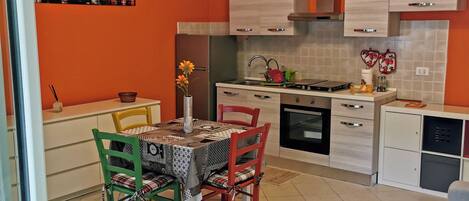 Four, plaque de cuisson, cafetière/bouilloire