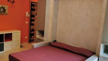 1 camera, ferro/asse da stiro, lenzuola