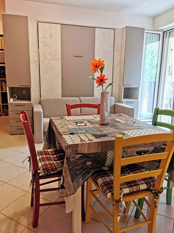 Dining - One-room apartment Holiday home Serena, 700 meters from the sea and 1.9 km from the fairgrounds (Rimini)