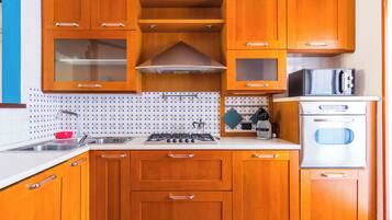 KĂŒhlschrank, Mikrowelle, Ofen, Herdplatte