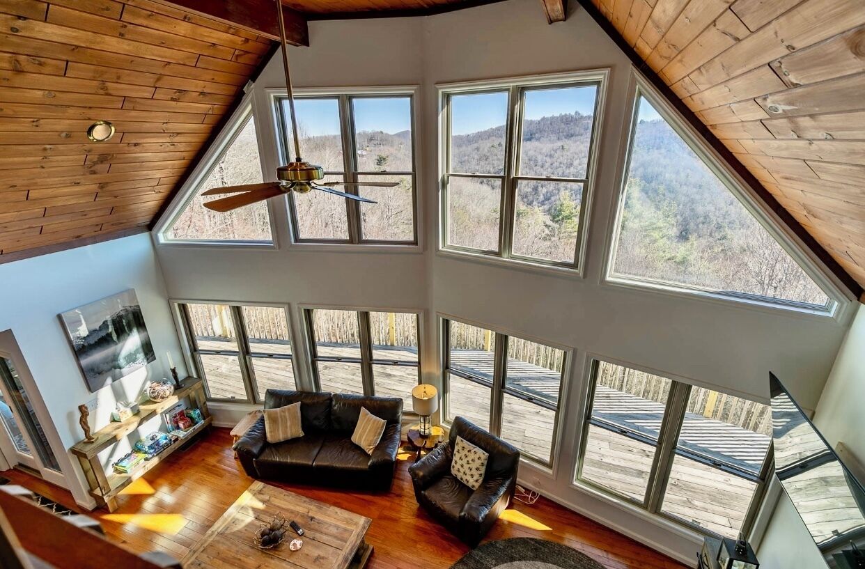 智能電視、壁爐、足球機、書籍