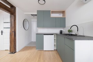 Tetera/pava eléctrica, utensilios de cocina, servilletas de papel